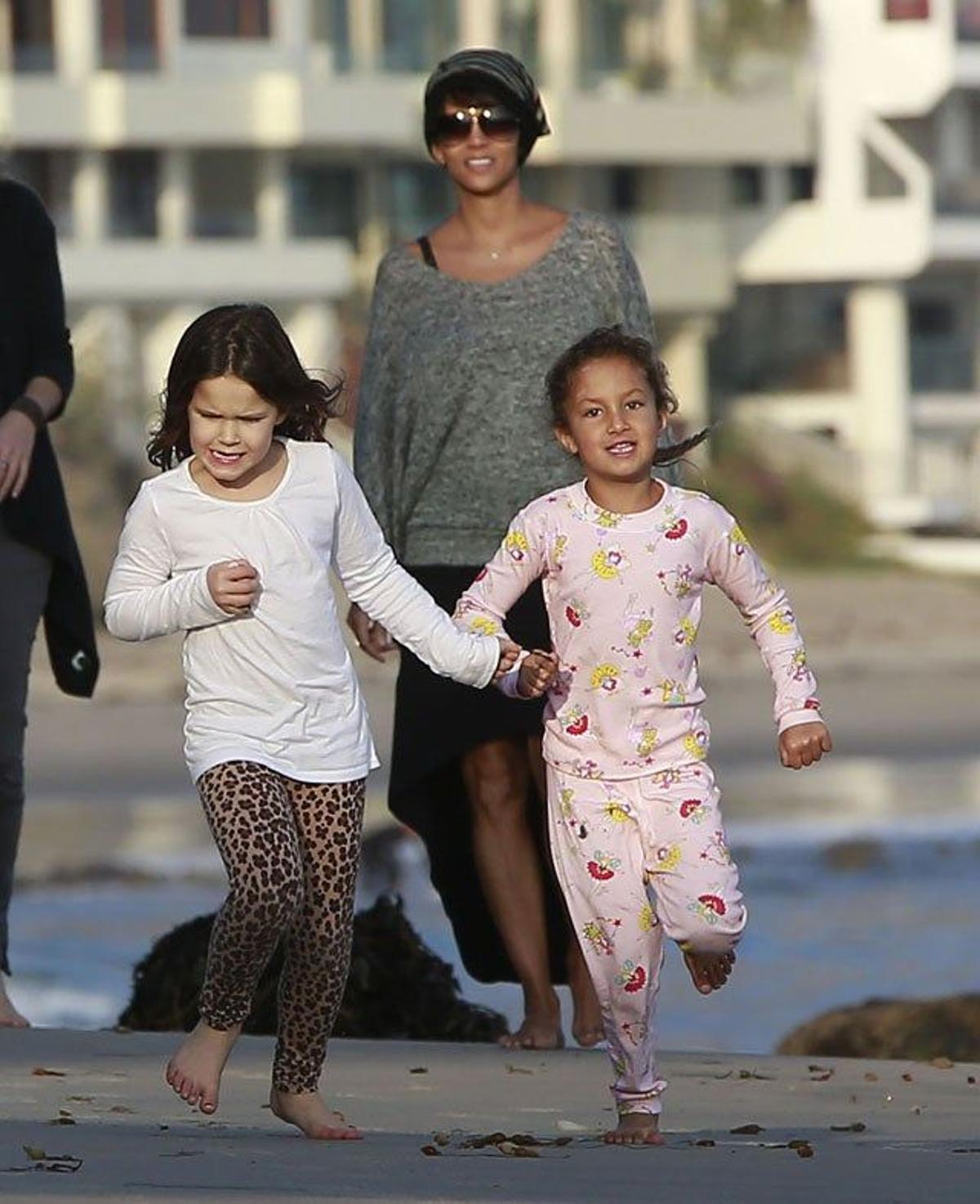 5Halle Berry en la playa con Nahla