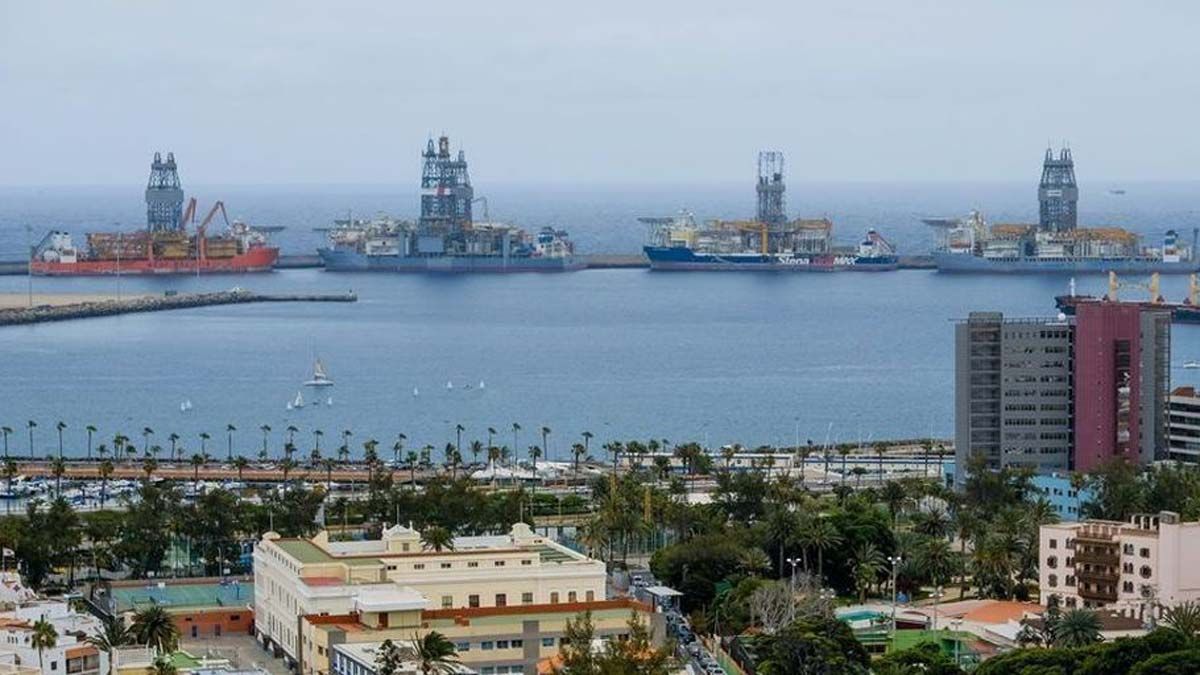 Buques de posicionamiento dinámico dedicados a la actividad petrolera atracados en el Puerto de La Luz y de Las Palmas.