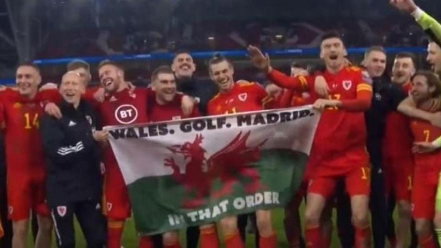 Gareth Bale celebra el pase de Gales  a la Eurocopa 2020 con una bandera que se mofa del Real Madrid