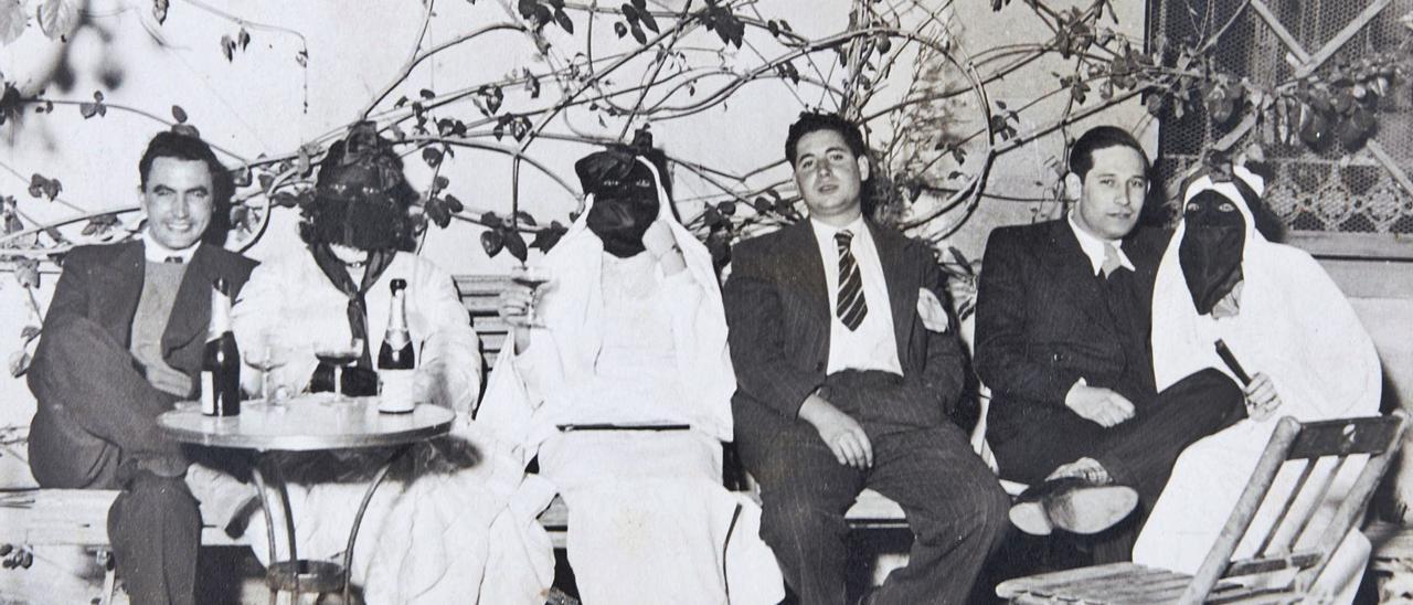 Un grupo de mascaritas en una terraza, la foto esta fechada entre 1930-1940.