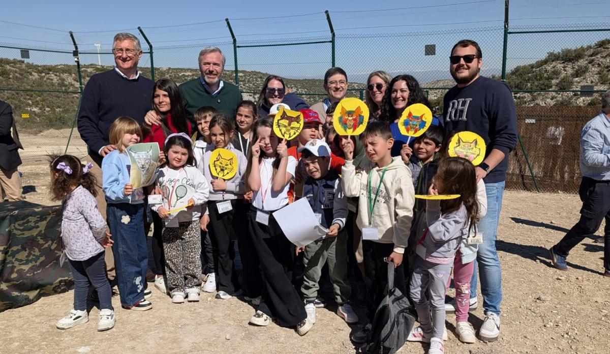 El presidente Jorge Azcón, junto a los niños de los colegios de Villanueva y Tosos. | SERVICIO ESPECIAL
