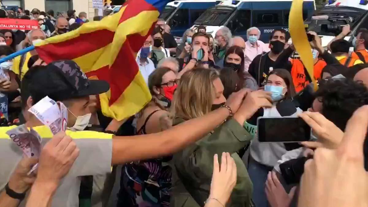 Manifestantes increpan a la periodista Mayka Navarro mientras cubría la visita del Rey en Barcelona