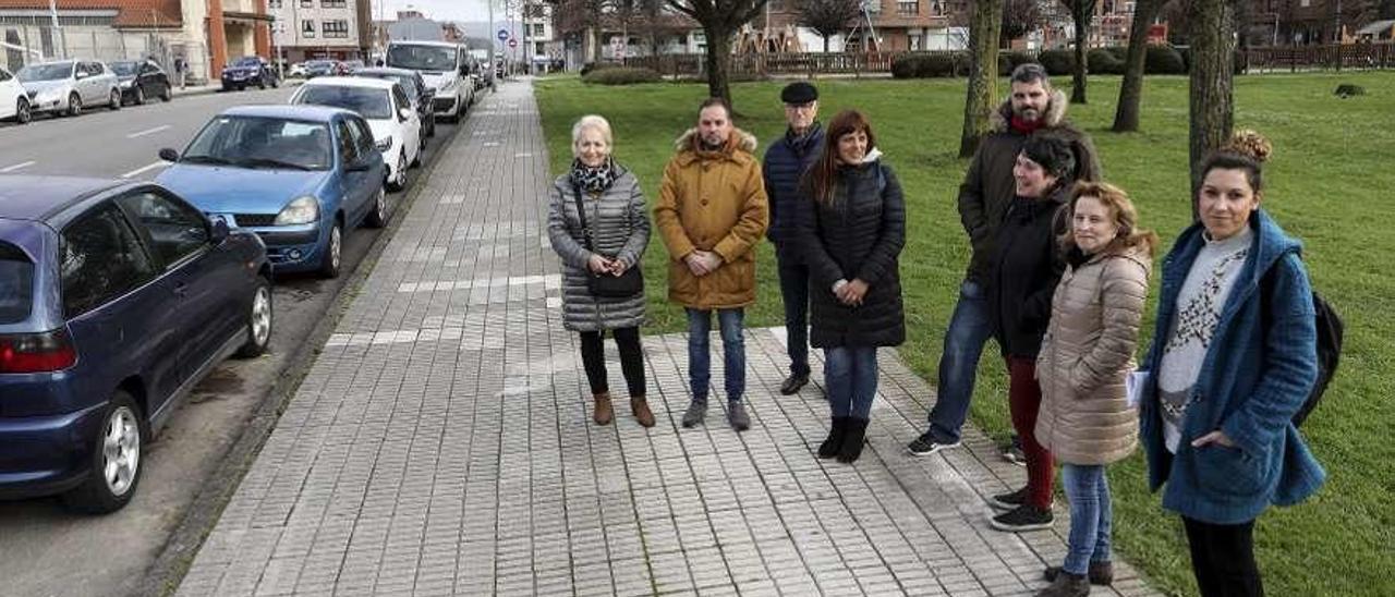 Blanca Estrada, José Luis Fernández, Ramón Muñiz, Samantha Arrieta, David García, Lourdes Álvarez, Noelia Coya y Beatriz Vázquez, en el lugar donde estaba la parada eliminada de Torrecerredo, hace seis días.