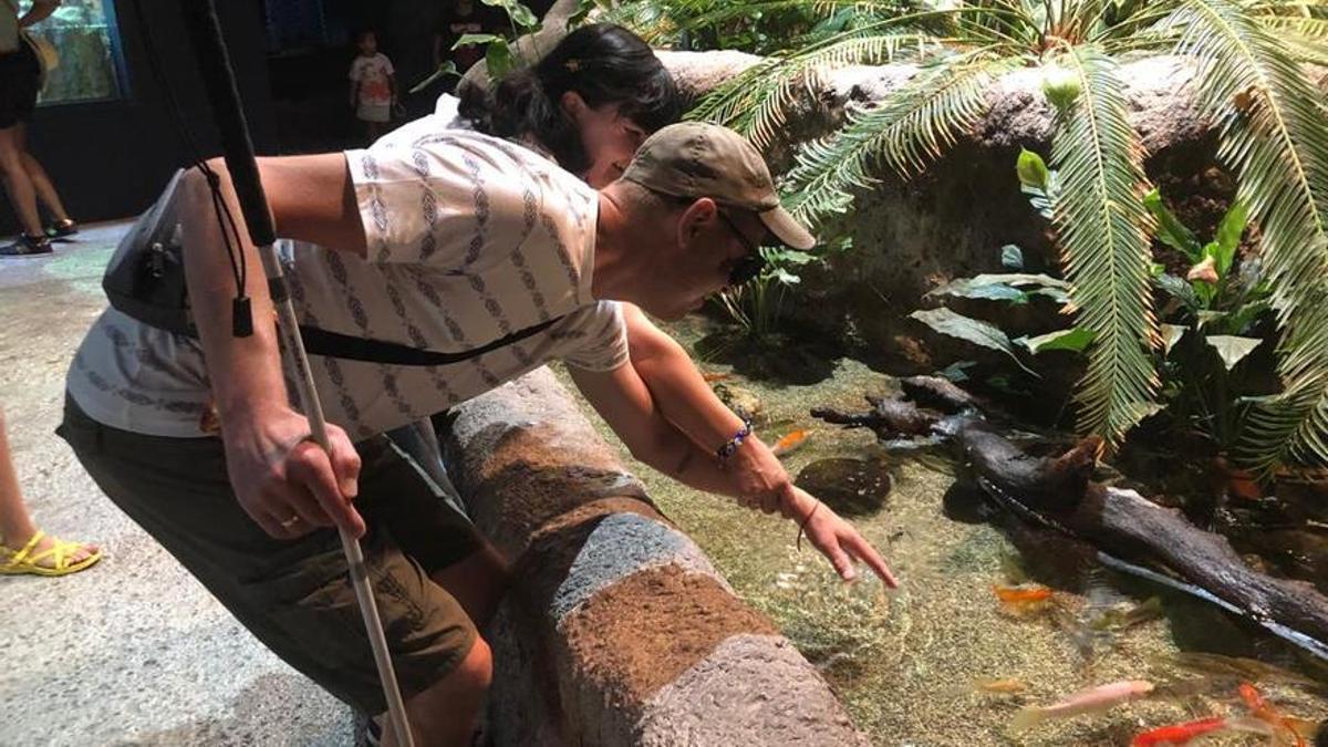 Olag y su mujer, en uno de los estanques del recinto tocando los peces.