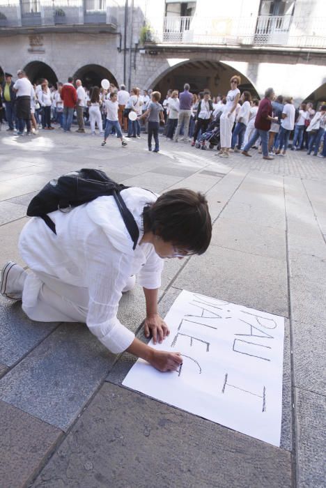 Concentració per reclamar diàleg i convivència a la Plaça del Vi de Girona