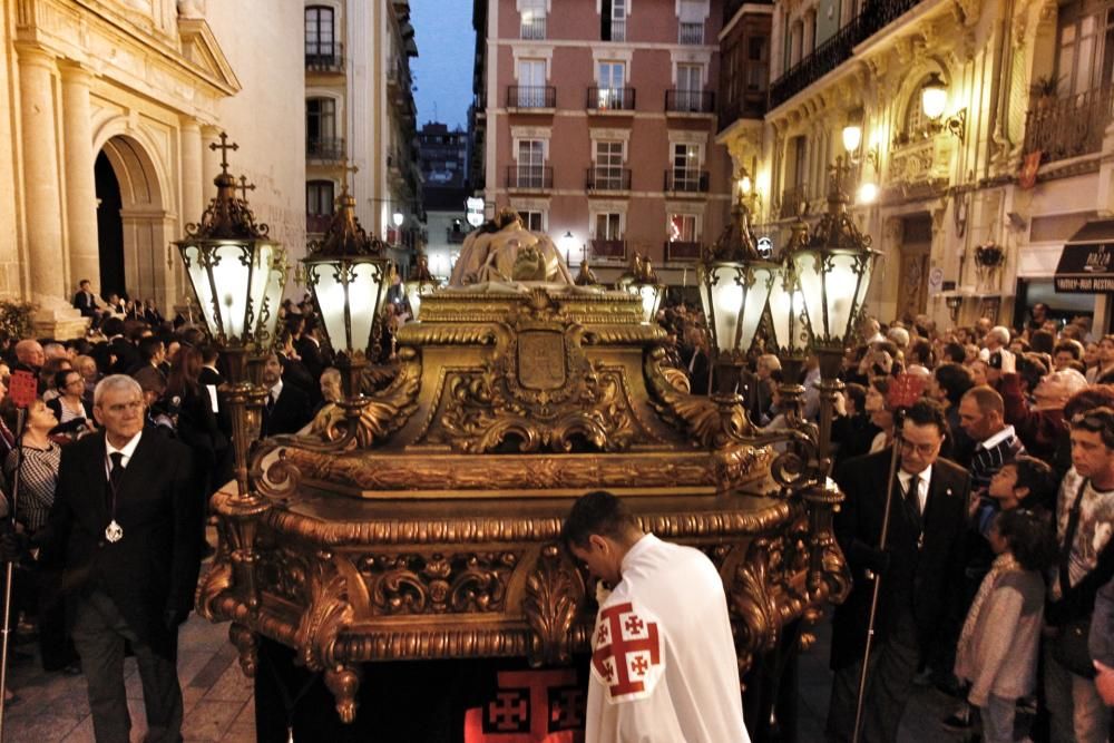 Las procesiones del Viernes Santo emocionan a miles de alicantinos