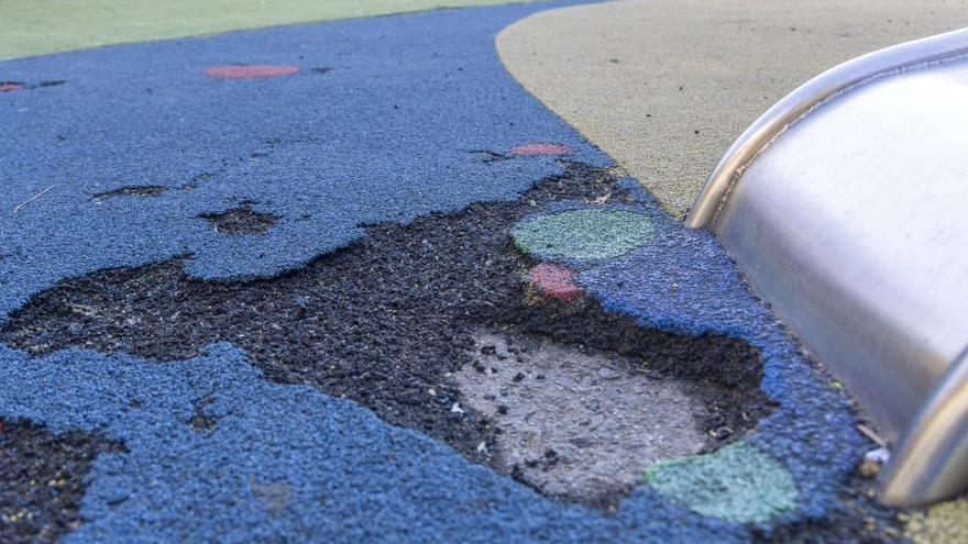 El PSOE exige el arreglo urgente de dos parques infantiles deteriorados en Santiago