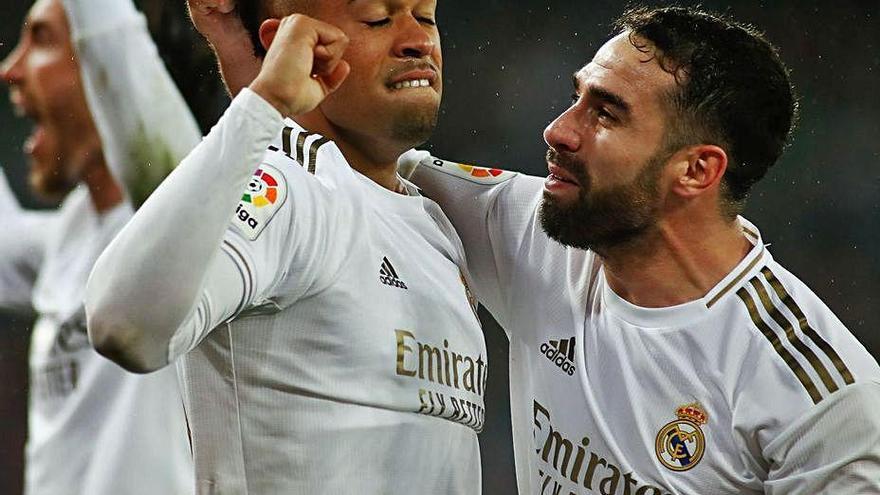 El jugador del Real Madrid Mariano, junto a Carvajal.