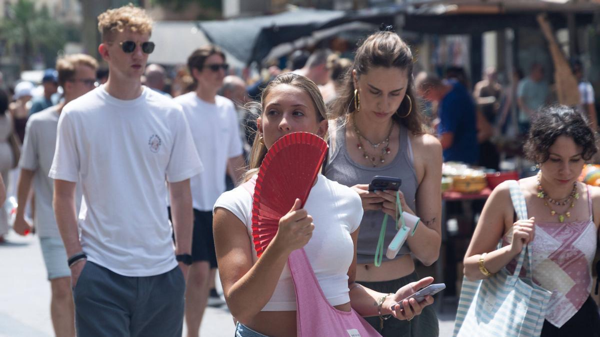 Turistas extranjeros por el centro de València, en una imagen reciente.