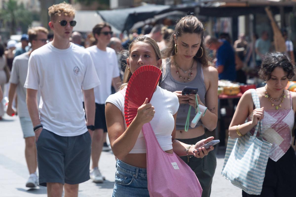 Valencia. VLC. Calor por el centro de Valencia. Turistas, abanicos, termómetros