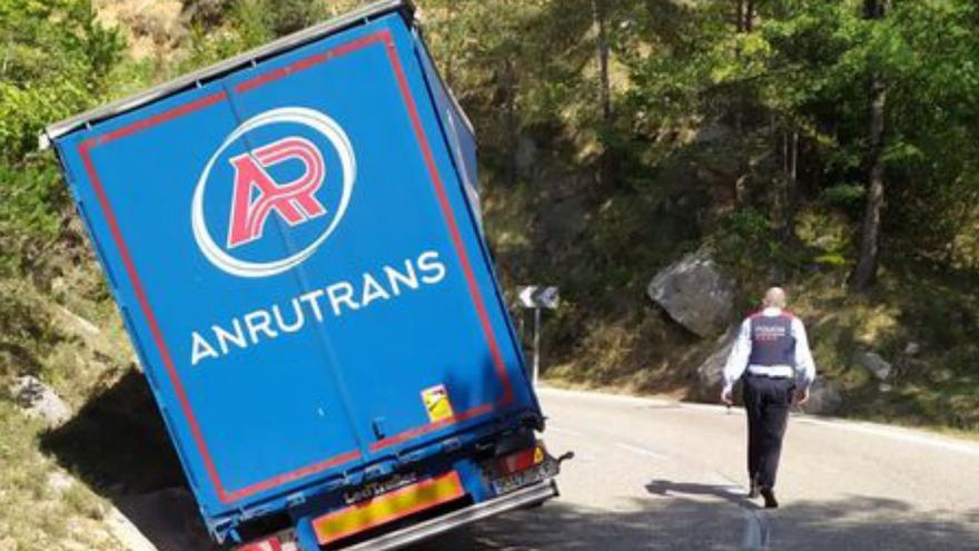 L’accident d’un camió talla la carretera de Berga a Sant Llorenç