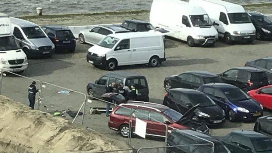 Agents de policia belgues investiguen un vehicle en un pàrquing