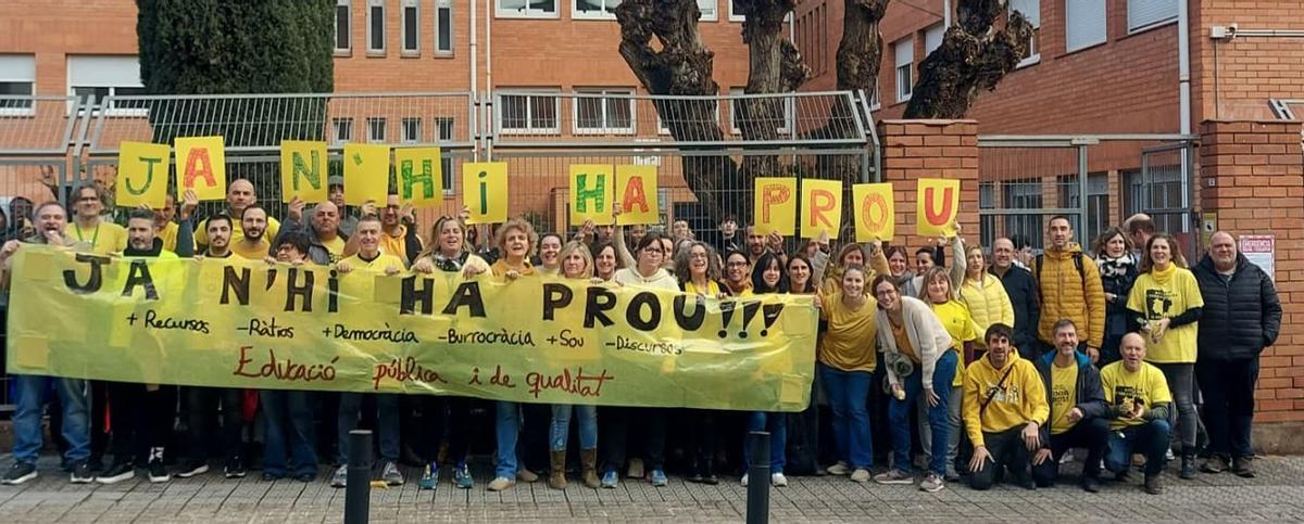 Pancarta al Pius Font i Quer amb el lema 'Ja n'hi ha prou'