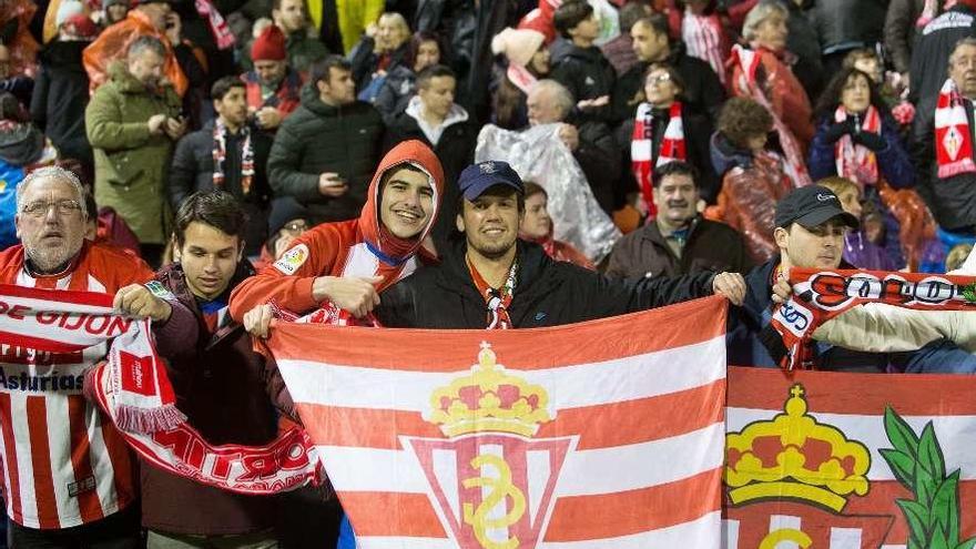 Aficionados del Sporting, en el último gran desplazamiento de la Mareona, en Lugo.