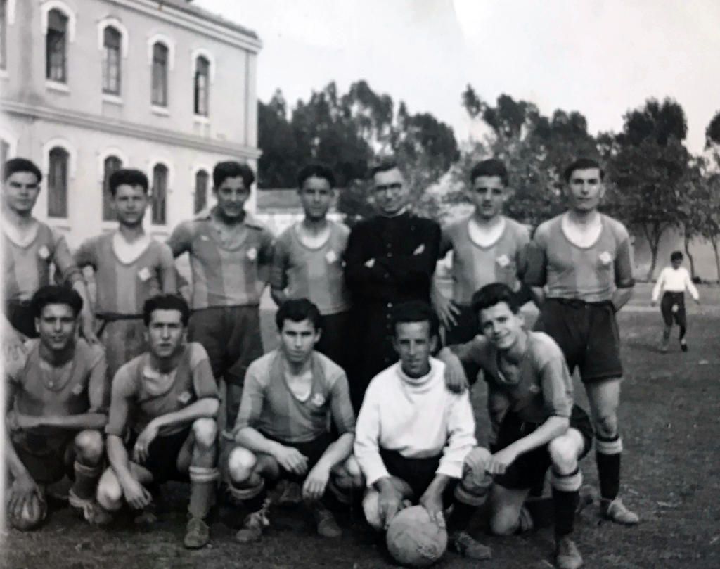 Rafael Jaime, en cuclillas, primero por la izquierda, en un partido en la Casa de la Misericordia en los años 40.