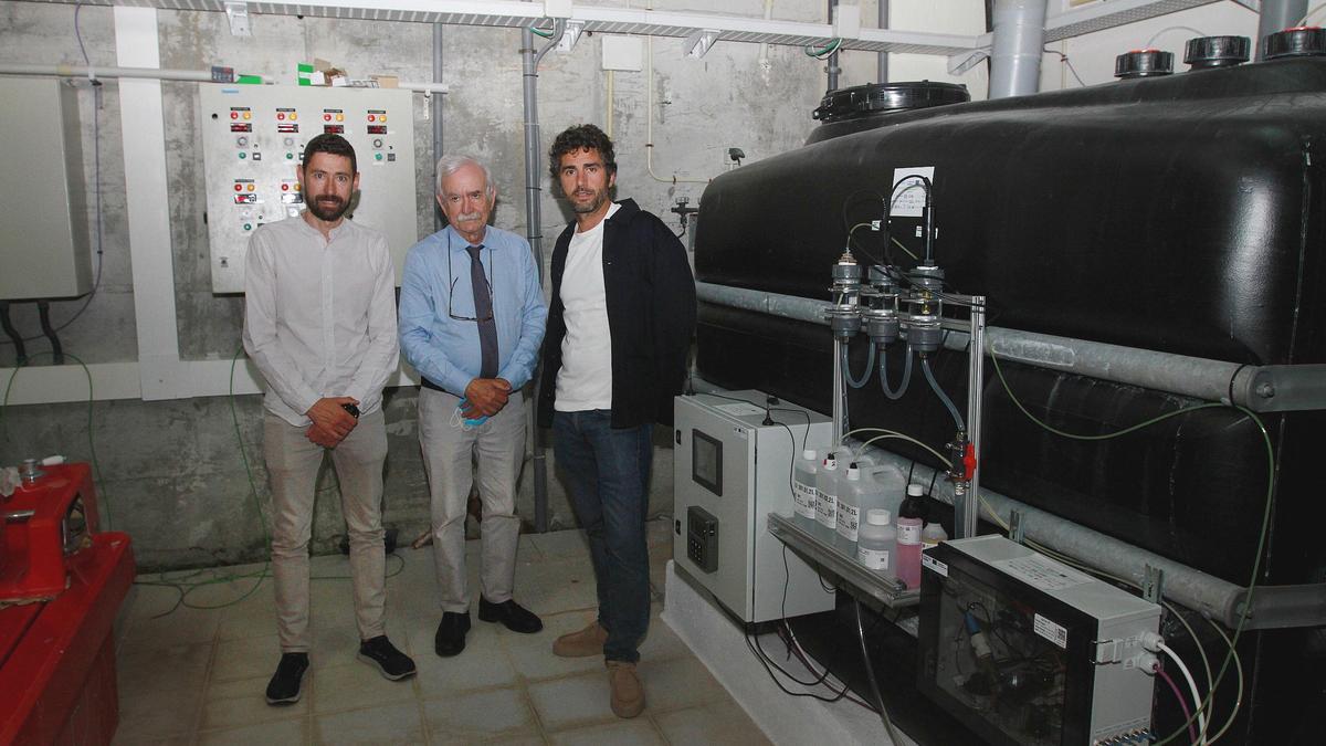 Anxo Feijoo , José Luis Legido y Pablo Sánchez, junto al sistema diseñado para el balneario de Laias.
