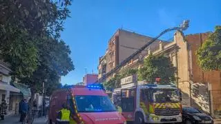 Los Bomberos actúan en el incendio de una vivienda en Benicalap, València