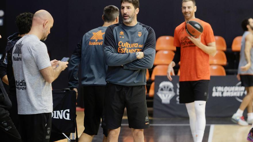 El Valencia se entrena con seis jugadores y sin Pangos, enfermo, ni Jovic, de permiso