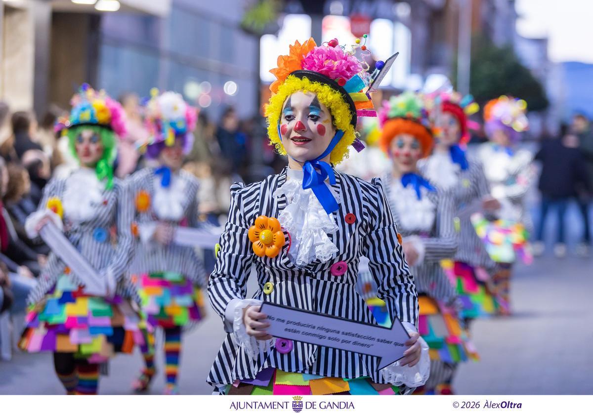 El viento sí respeta la Cavalcada del Ninot de Gandia que luce como nunca