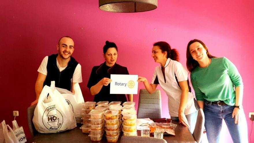 Voluntarios y cocineras, con una remesa de menús en Canals.