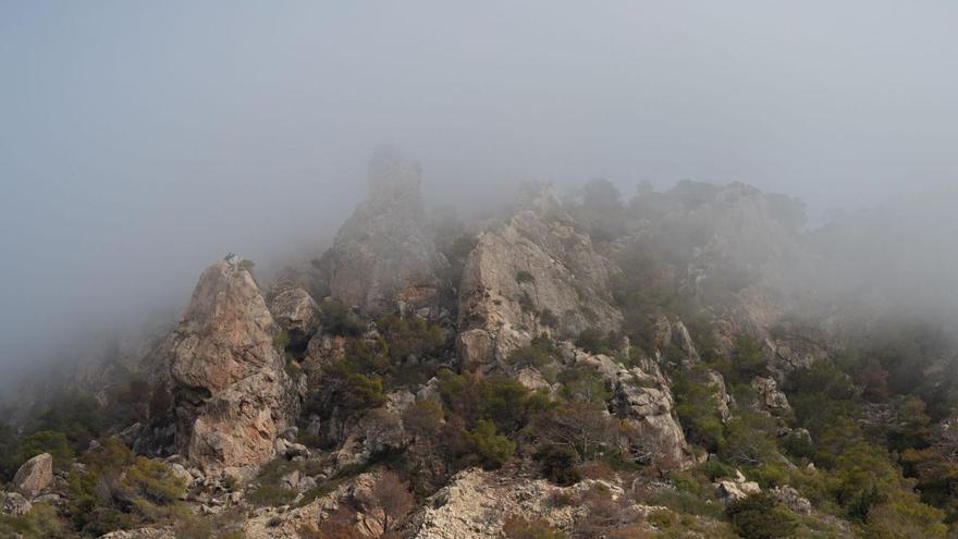 La niebla envuelve las tres grandes rocas de cap des Llibrell.