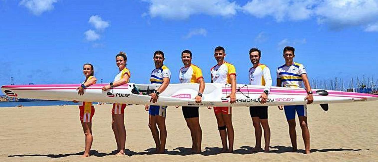 Los seis integrantes del Club Amigos del Piragüismo de la playa de Las Alcaravaneras.