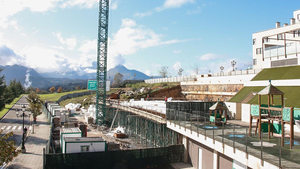 Las obras de Navascués 2, con el edificio de Navascués 1 a la derecha en Montercerrao (Oviedo)