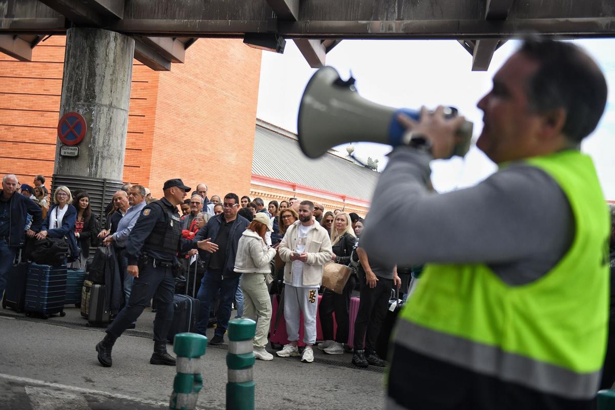 Decenas de personas en las inmediaciones de la estación de Atocha