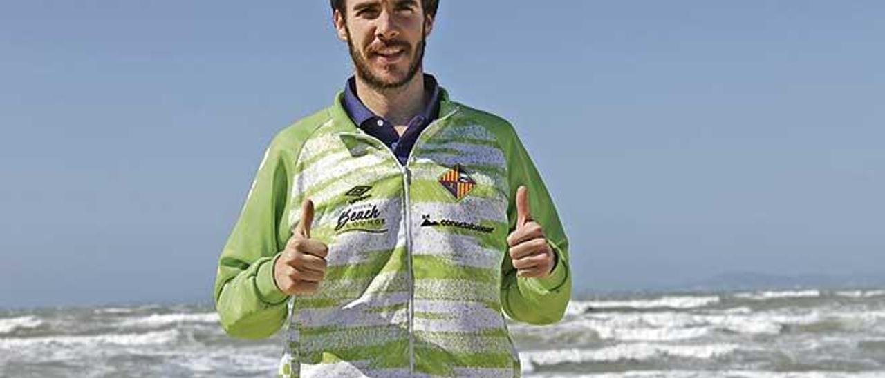 El portero internacional del Palma Futsal, Carlos Barrón, posa para este diario en la Playa de Palma.