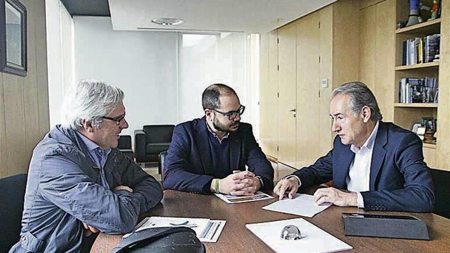 Reunión de Suárez Costa con Juan Manuel Corbacho. // S.A.