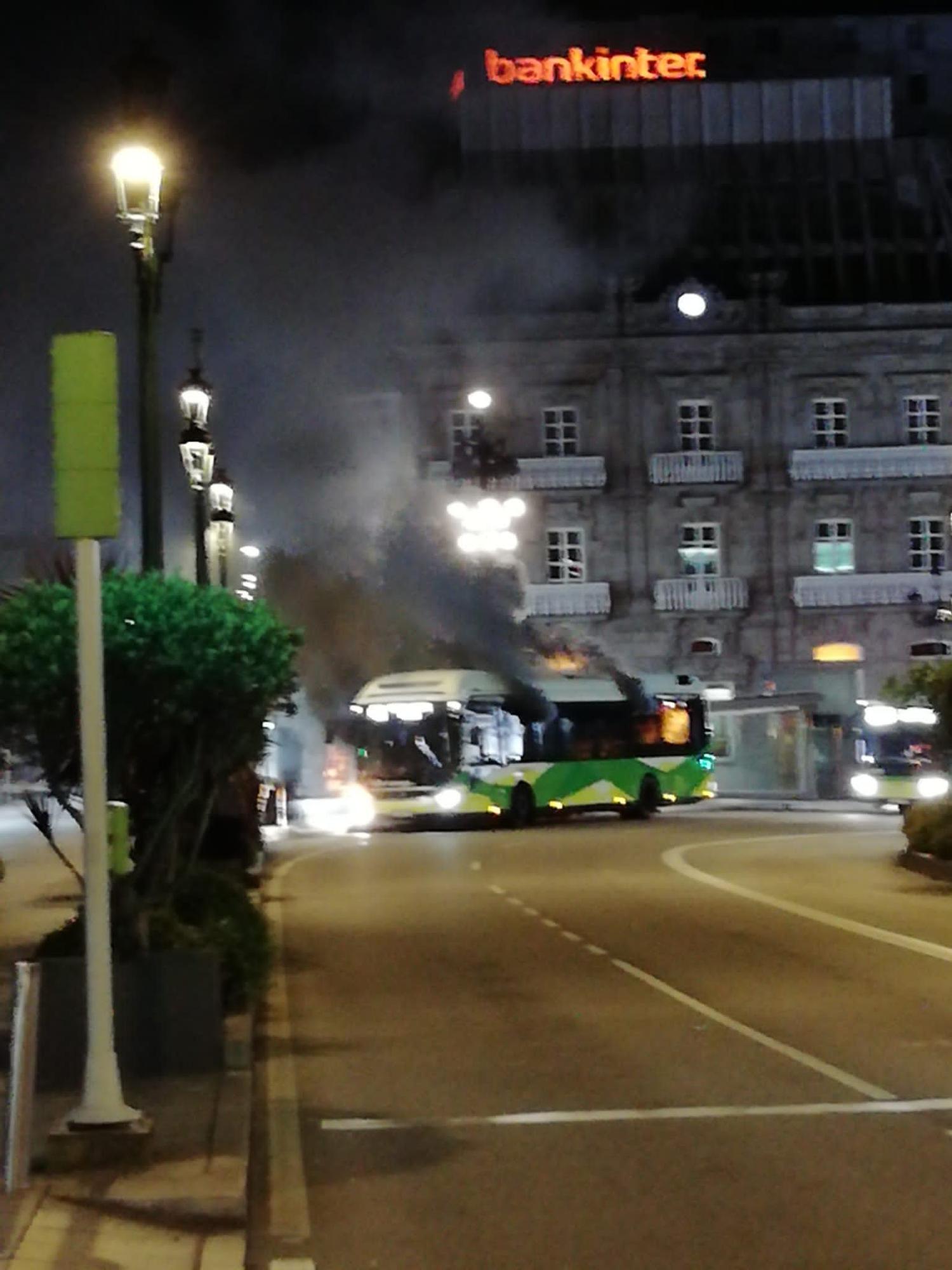 Las llamas calcinan un autobús en pleno centro de Vigo