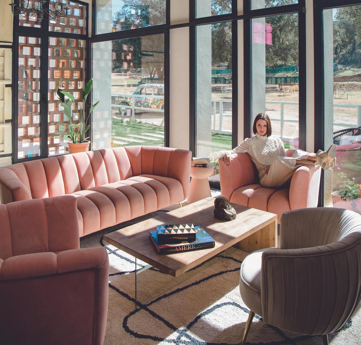 Macarena en el salón de su nuevo loft