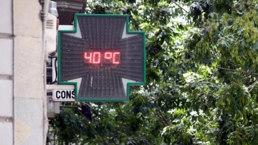 Un termòmetre del centre de Girona marcant 40 graus.