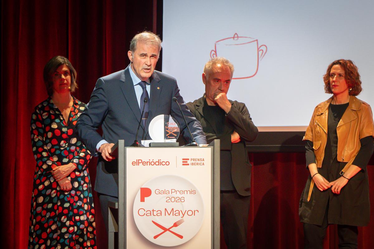 Joan Font, Presidente de la academia Catalana de Gastronomía y Nutrición, toma la palabra durante el acto. Tras él, de izquierda a derecha, Samanta Villar, Ferran Adrià y Mabel Mas.