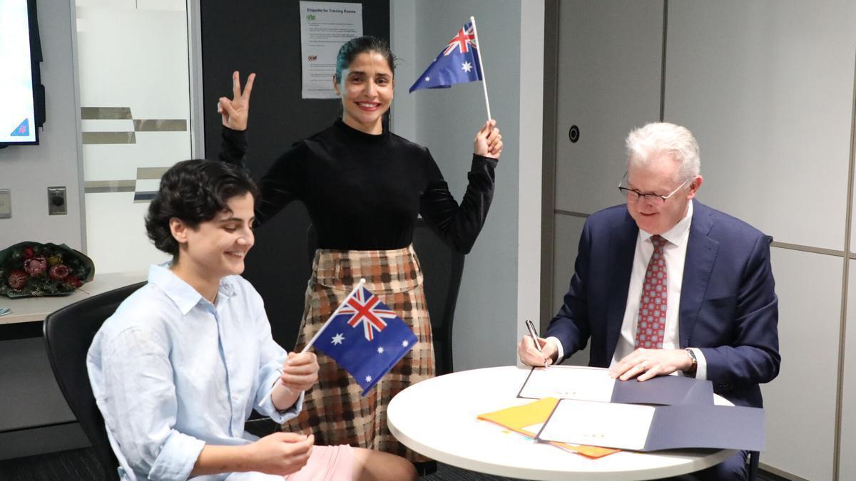 Fotografía cedida por el ministerio del Interior de Australia de su ministro Tony Burke junto a las futbolistas iraníes Fatemeh Pasandideh (i) y Atefeh Ramezanisadeh durante una ceremonia este jueves, en Brisbane (Australia). Pasandideh y Ramezanisadeh, que solicitaron asilo en Australia tras negarse a cantar su himno nacional durante la Copa Asiática femenina este año, obtuvieron la ciudadanía australiana. EFE/ Ministerio de Interior de Australia / SOLO USO EDITORIAL/ NO VENTAS/ SOLO DISPONIBLE PARA ILUSTRAR LA NOTICIA QUE ACOMPAÑA (CRÉDITO OBLIGATORIO). SOLO USO EDITORIAL/ NO VENTAS/ SOLO DISPONIBLE PARA ILUSTRAR LA NOTICIA QUE ACOMPAÑA (CRÉDITO OBLIGATORIO)
