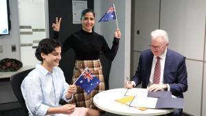 Fotografía cedida por el ministerio del Interior de Australia de su ministro Tony Burke junto a las futbolistas iraníes Fatemeh Pasandideh (i) y Atefeh Ramezanisadeh durante una ceremonia este jueves, en Brisbane (Australia). Pasandideh y Ramezanisadeh, que solicitaron asilo en Australia tras negarse a cantar su himno nacional durante la Copa Asiática femenina este año, obtuvieron la ciudadanía australiana. EFE/ Ministerio de Interior de Australia / SOLO USO EDITORIAL/ NO VENTAS/ SOLO DISPONIBLE PARA ILUSTRAR LA NOTICIA QUE ACOMPAÑA (CRÉDITO OBLIGATORIO). SOLO USO EDITORIAL/ NO VENTAS/ SOLO DISPONIBLE PARA ILUSTRAR LA NOTICIA QUE ACOMPAÑA (CRÉDITO OBLIGATORIO)
