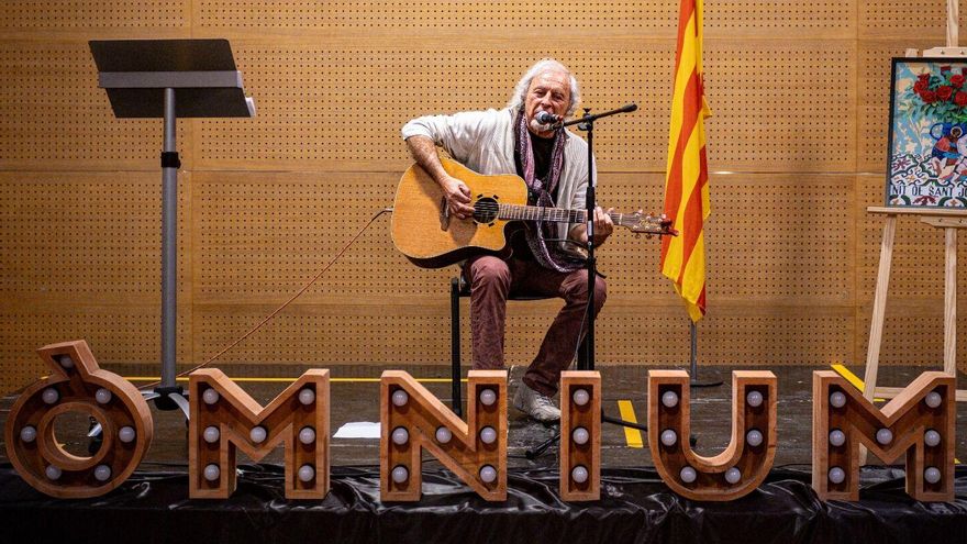 Carles Sarrat en rebre el premi d’Honor d’Òmnium Catalunya Nord.
