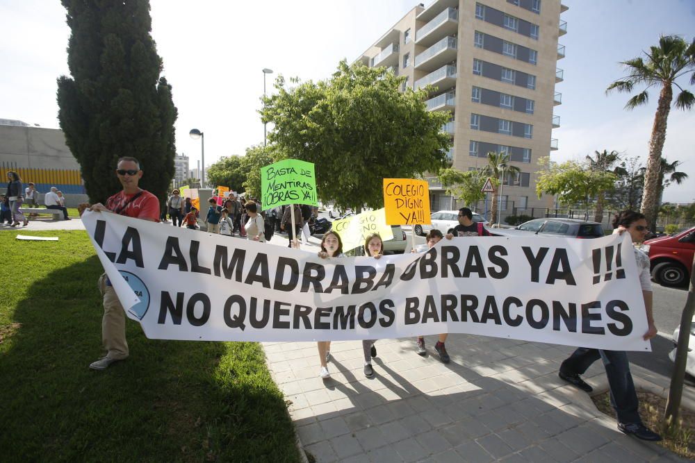 Protesta contra los barracones en La Almadraba