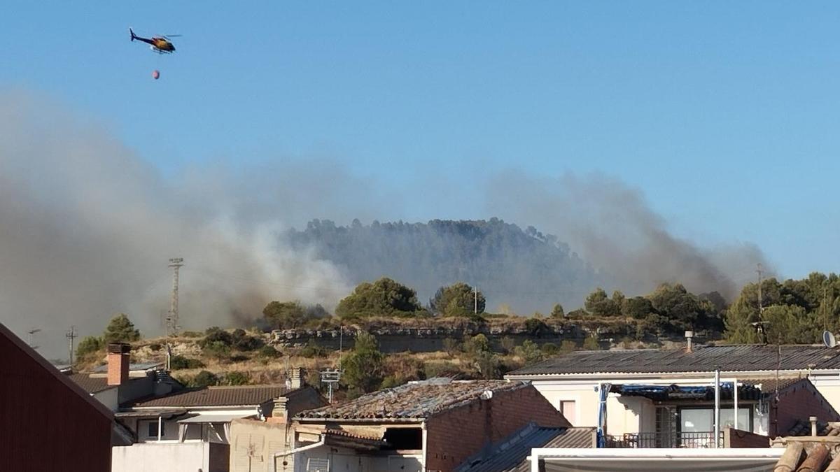 El fum de l'incendi que va cremar unes dues hectàrees aquest divendres a Sant Vicenç