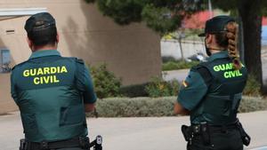 Dos agentes de la Guardia Civil.