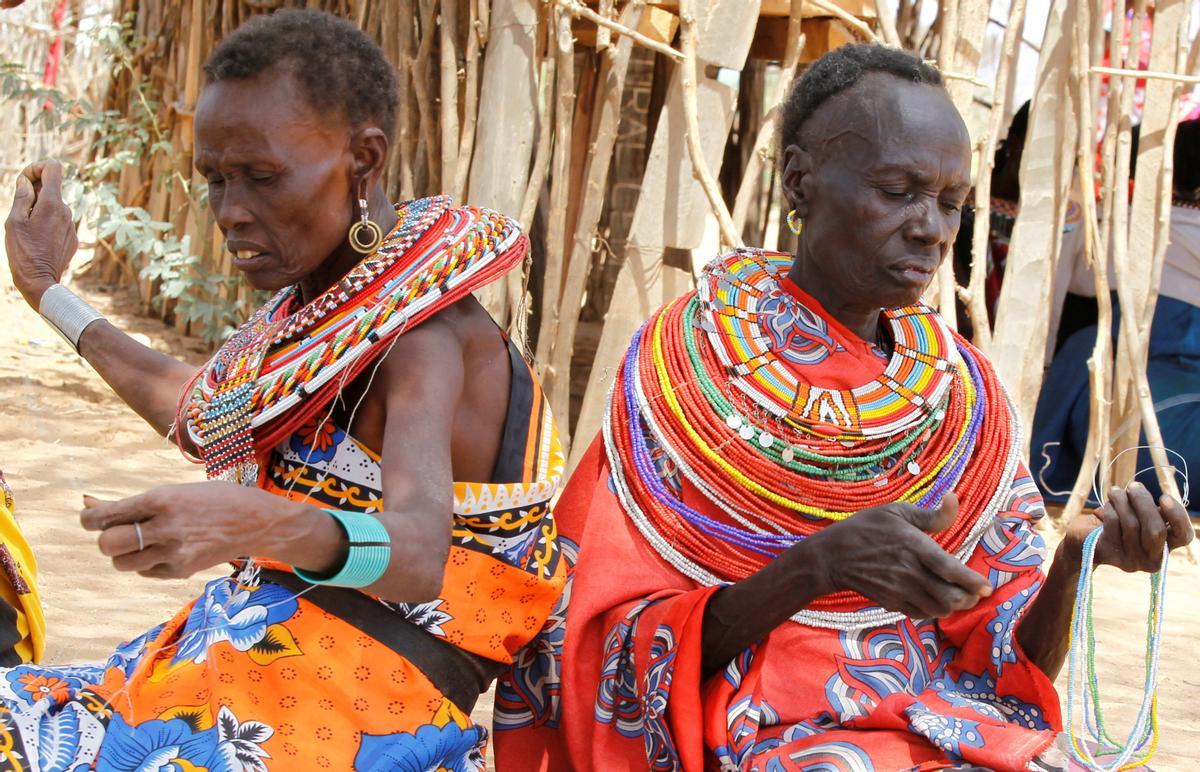 Las mujeres de la tribu Samburu que escaparon de la mutilación genital femenina y otros tipos de violencia de género hacen adornos tradicionales en la aldea de Umoja donde los hombres están restringidos, en Kenia