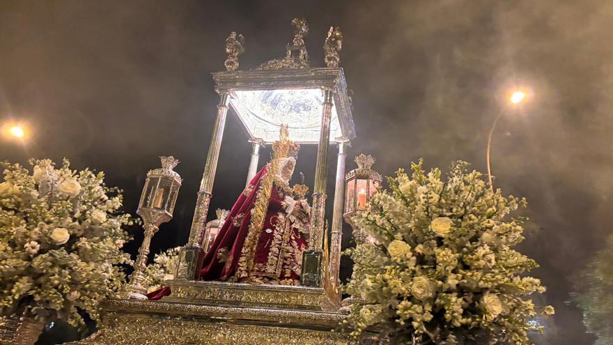 La Virgen de Setefilla llega al final de Carrera Oficial entre cantos y vivas