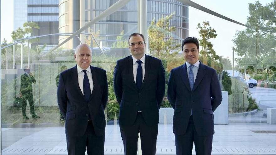 De izquierda a derecha, Hilario Albarracín, presidente de KPMG en España; Markus Tacke, CEO de Siemens Gamesa, y David Mesonero, director financiero de Siemens Gamesa.