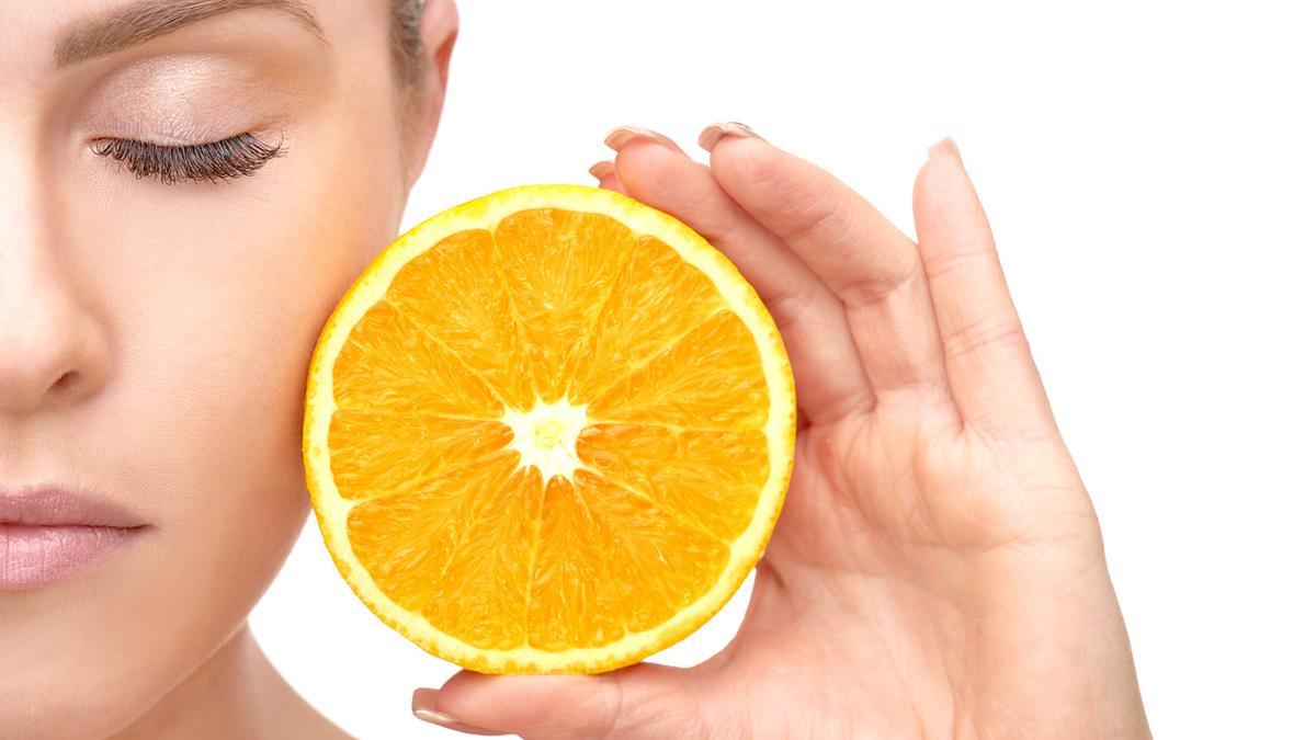 Cremas y sérums con vitamina C para iluminar y prevenir arrugas