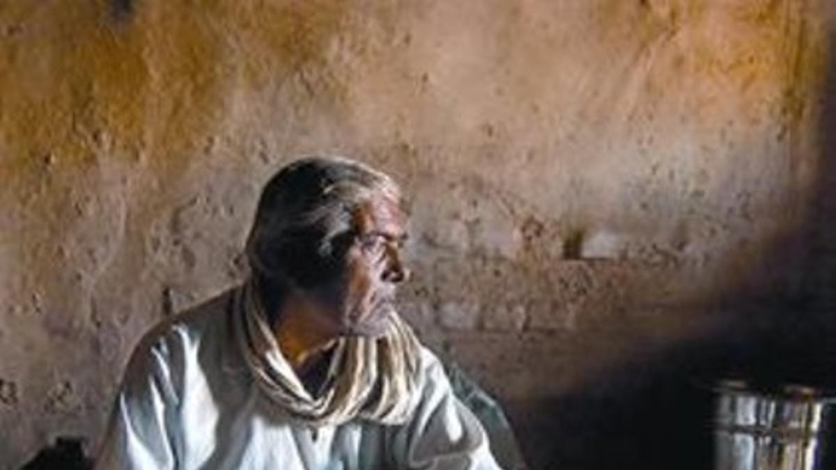 Bhimrao Govinda Muley, sentado en el suelo de su casa en Godry.