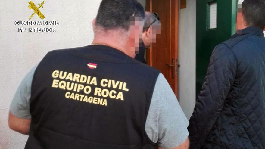 La Guardia Civil arresta a uno de los presuntos ladrones.