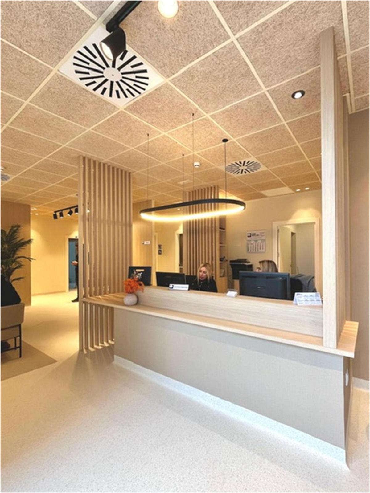 Hall de entrada del nuevo centro de Clínica San Miguel en Zafra.