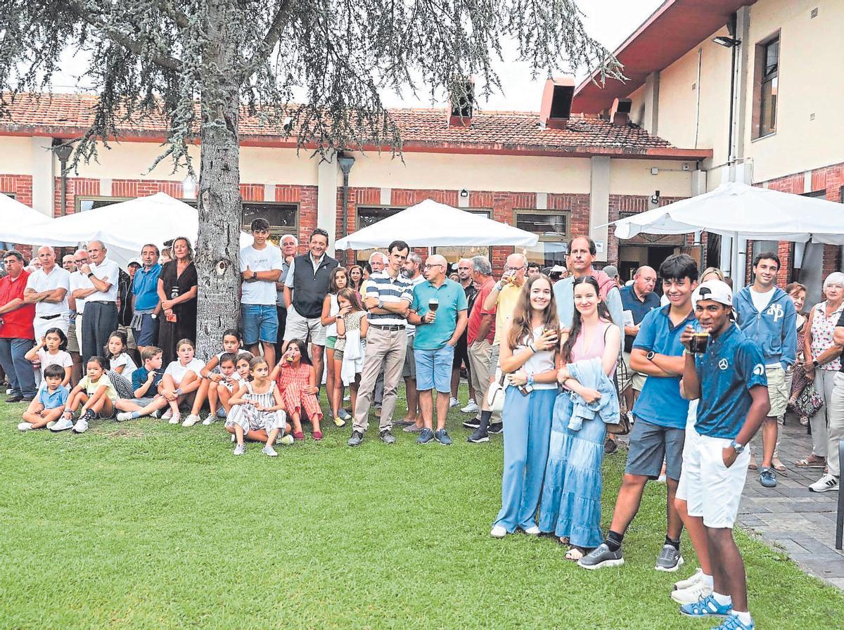 UNA FIESTA POR TODO LO ALTO. Ambiente familiar durante la entrega de premios del Torneo de LA NUEVA ESPAÑA, ayer, en la Llorea.