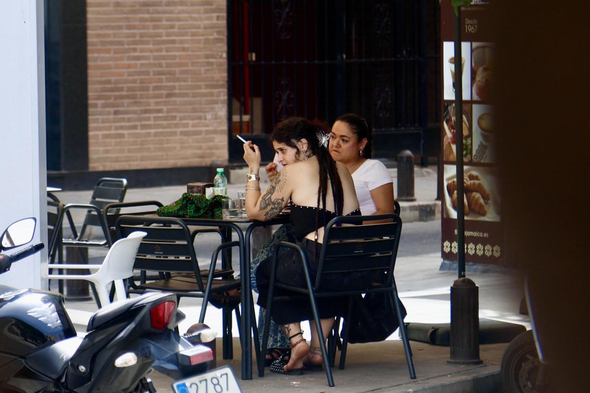 Dos mujeres sentadas en una terraza de la ciudad de Murcia este martes.
