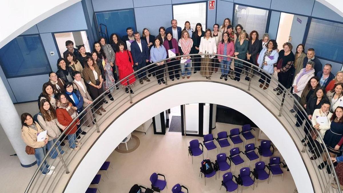 La vicepresidenta Gimena Llamedo, en el centro, con los representates de los ayuntamientos y mancomunidades.